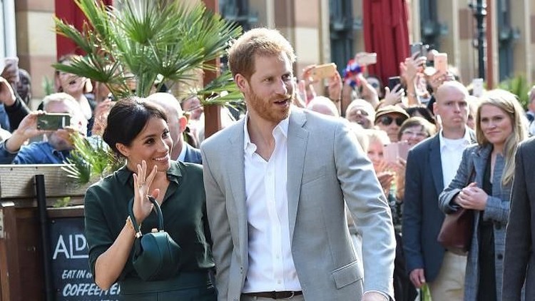 Dalam kunjungan ke Sussex, Pangeran Harry dan Meghan Markle disambut antusias oleh anak-anak. Seperti apa ya keseruannya?