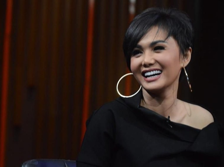 Meski usia terus bertambah, namun wajah dari sederet artis ini seakan tidak pernah tua. Bahkan pesona mereka semakin terpancar diusia tuanya.
