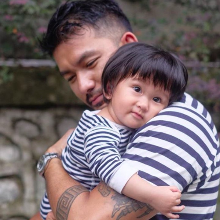 <p>Bajunya kompak, ekspresi merenungnya pun kompak. (Foto: Instagram/ @riodewanto)  </p>