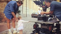 Kadang Armie juga mengajak si kecil saat bekerja. (Foto: Instagram/armiehammer)