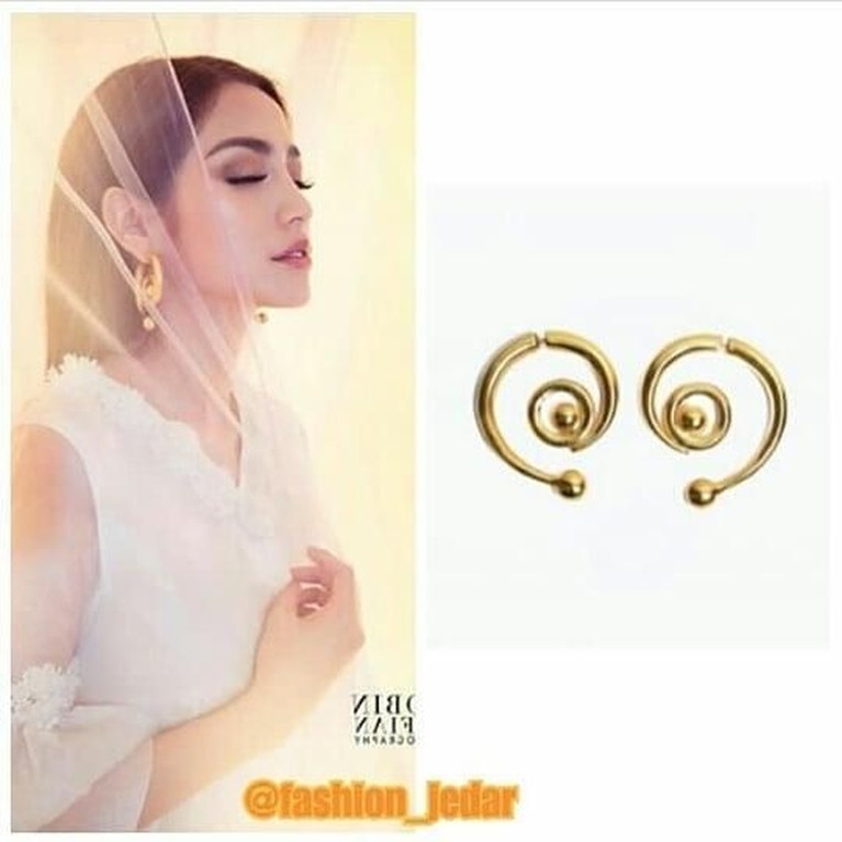 Koleksi Anting Jessica Iskandar, dari yang Murah Hingga Mahal Dijuluki sebagai artis sosialita, Jesica Iskandar atau Jedar, kerap mengenakan barang mewah. Seperti koleksi anting yang dibanderol harga murah hingga mahal.