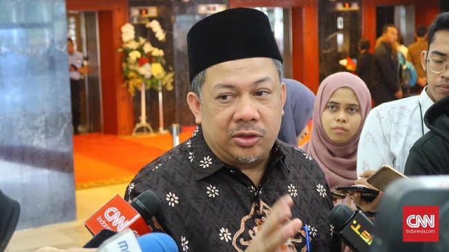 Wakil Ketua DPR RI Fahri Hamzah mengatakan lambannya proses pengusutan dugaan korupsi di Kebumen membuat proses penggantian Taufik Kurniawan terhambat.