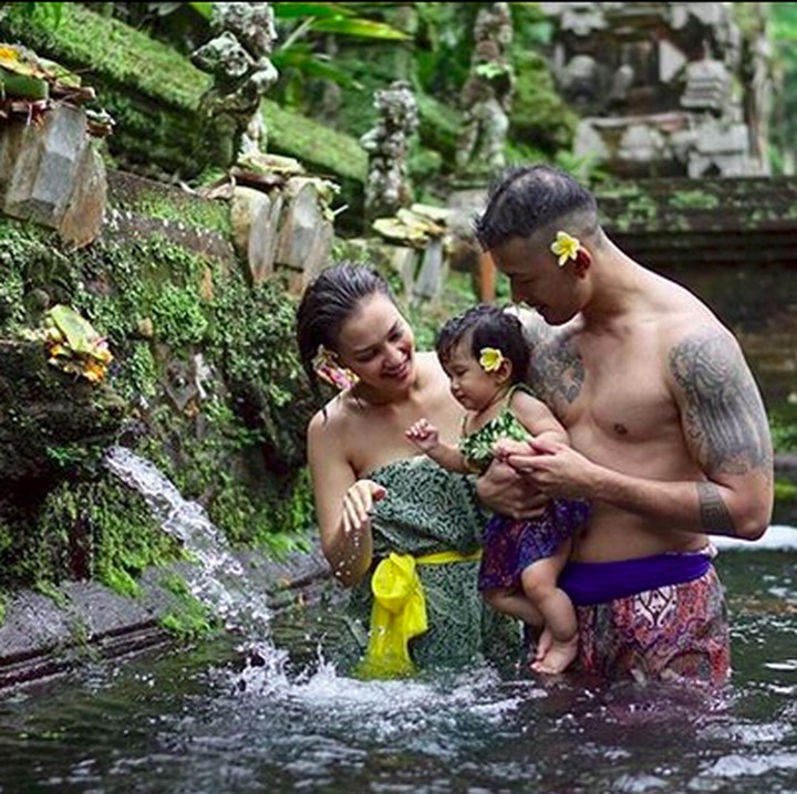 <p>Mandi bareng di Bali. Segar, segar, segar. Hi-hi-hi  (Foto: Instagram @atiqahhasiholan)<br /><br /></p>