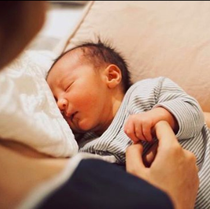 <p>“Perkenalkan, ini si waktu dan ini si semesta. Mereka yang akan menemani dan kadang mengerjaimu semulai hari ini. Bisikku pelan di telinga kecilnya,” kata Putri Marino. (Foto: Instagram Putri Marino)</p>