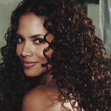 Halle Berry Ceritakan Momen Ciuman Pertamanya dengan Sesama Wanita