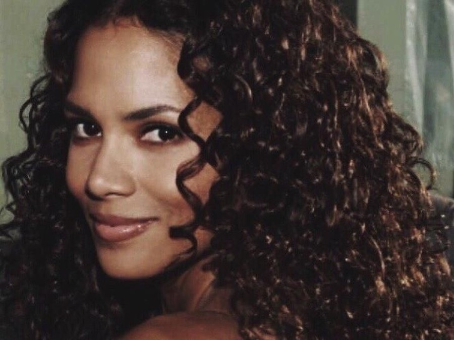 Halle Berry Beberapa artis Hollywood yang memilih hidup sederhana ditengah kekayaannya yang melimpah.