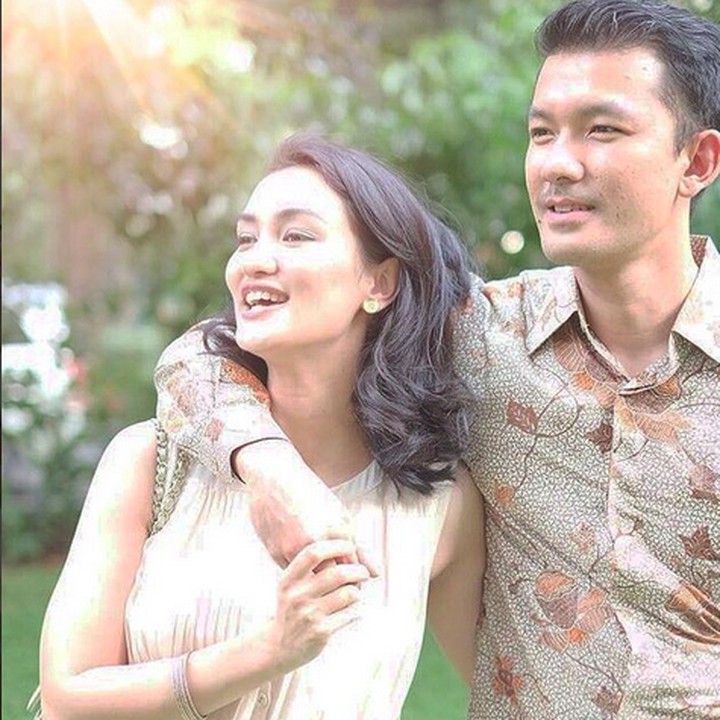 <p>Sudah punya anak satu, Atiqah dan Rio tetap menunjukkan kemesraan nih. (Foto: Instagram @riodewanto)</p>