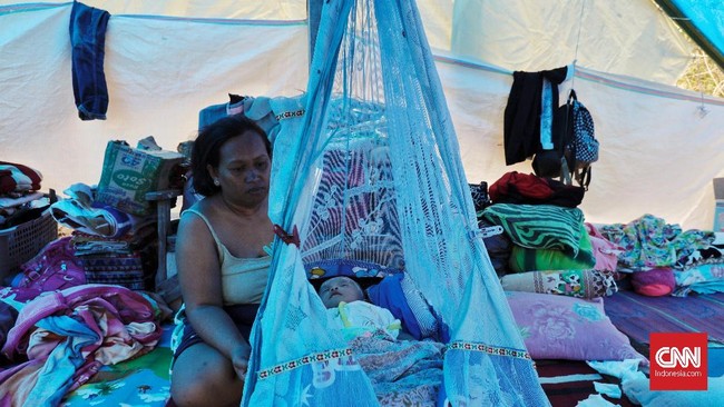FOTO:  Berlindung dari Trauma Tsunami di Kaki Bukit Donggala