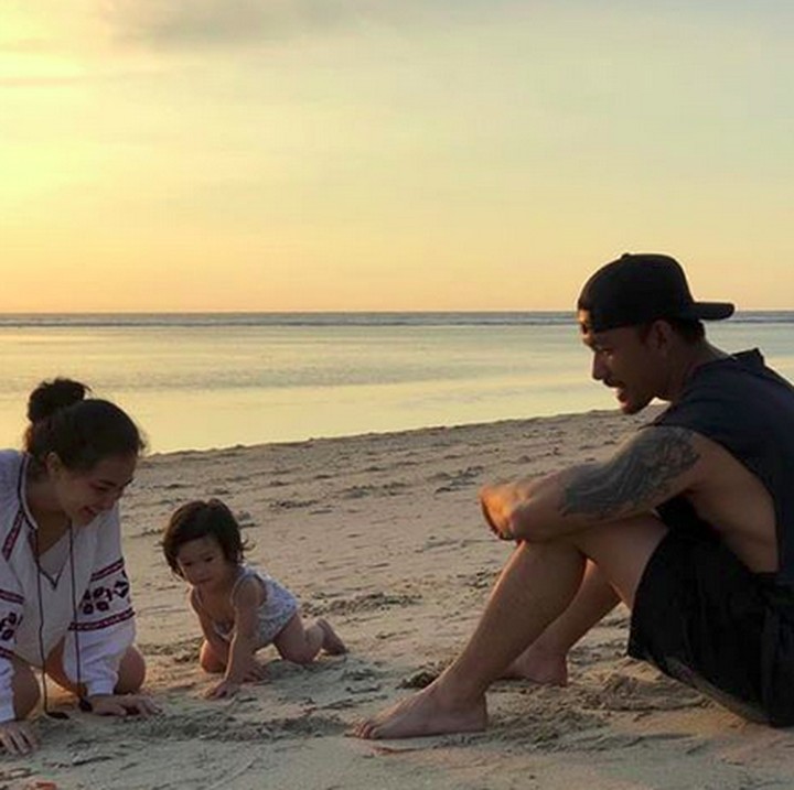 <p>Salma mau bikin istana pasir ya? (Foto: Instagram @atiqahhasiholan)<br /><br /></p>