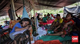 FOTO:  Berlindung dari Trauma Tsunami di Kaki Bukit Donggala