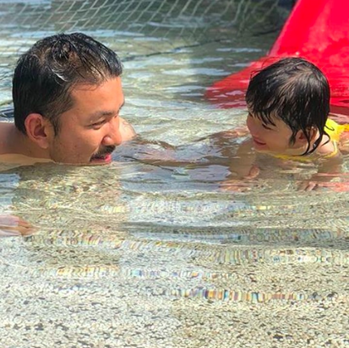 <p>Like father, like daughter. Rio Dewanto dan putri semata wayangnya, Salma Jihane mirip banget kan, Bun? (Foto: Instagram/ @riodewanto)  </p>