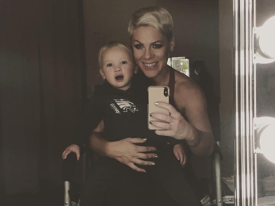 Pink Beberapa artis Hollywood yang memilih hidup sederhana ditengah kekayaannya yang melimpah.