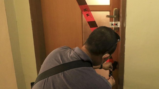KPK menyegel sejumlah ruangan di Kementerian Pertanian dan Kementerian Perdagangan. Penyidik menyita sejumlah dokumen dan alat elektronik dari penggeledahan.