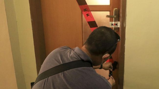 Kasus Impor Bawang Putih, KPK Geledah Kementan dan Kemendag KPK menyegel sejumlah ruangan di Kementerian Pertanian dan Kementerian Perdagangan. Penyidik menyita sejumlah dokumen dan alat elektronik dari penggeledahan.
