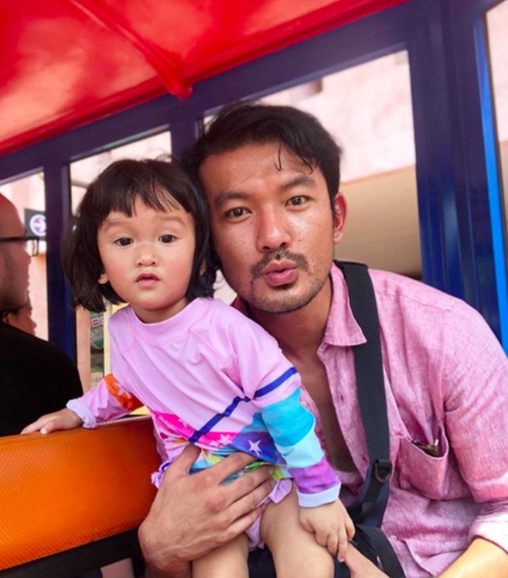 7 Foto yang Buktikan Rio Dewanto dan Si Kecil Salma Mirip 