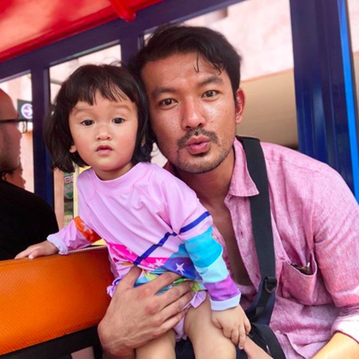 <p>Perhatikan deh, Bun. Salma dan Ayah Rio kayak anak kembar ya? (Foto: Instagram/ @atiqahhasiholan)</p>