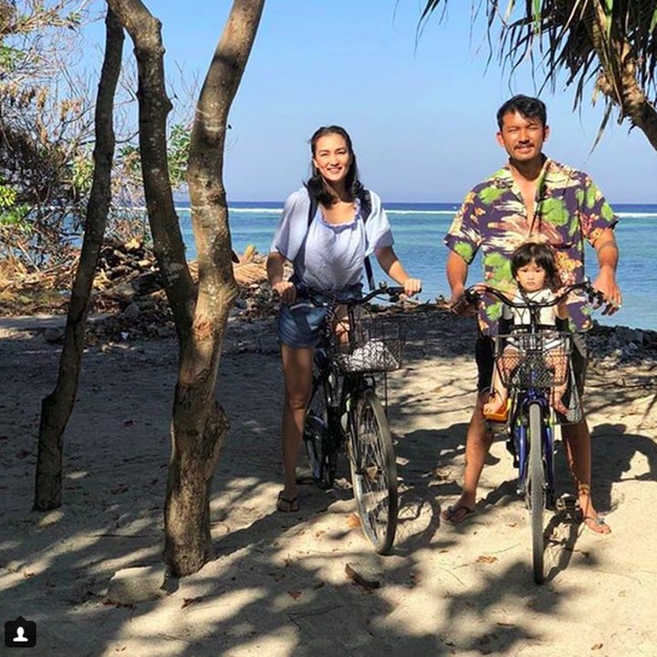 <p>Rio Dewanto, Atiqah Hasiholan, dan Salma Jihane Putri Dewanto naik sepeda bareng di Gili, Lombok. (Foto: Instagram @atiqahhasiholan)<br /><br /></p>