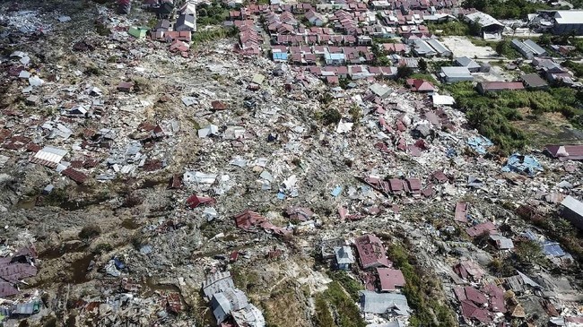 Lokasi pemakaman massal ribuan orang yang menjadi korban bencana alam gempa bumi dan tsunami di Kota Palu, ramai diziarahi warga menjelang bulan Ramadan.