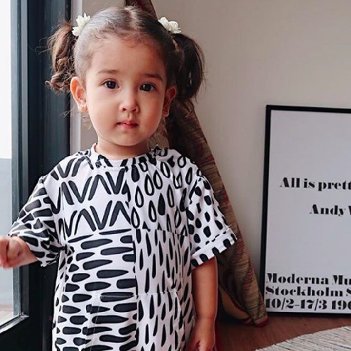 <p>Seraphina memang sering dikucir dua kayak gini. Aih, makin menggemaskan deh kamu, Nak. (Foto: Instagram @yaswildblood)</p>