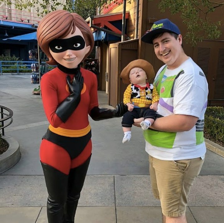 <p>Si kecil sepertinya terlalu lelah saat berusaha bertemu dengan tokoh 'The Incredibles' beneran. Hi-hi-hi. (Foto: Instagram/toystorydad)</p>