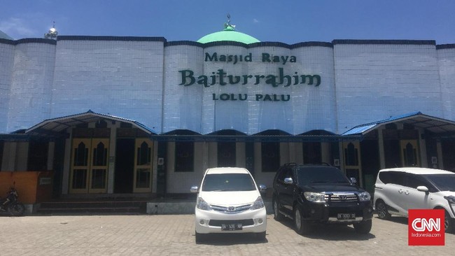 Imam Masjid Raya Baiturrahim Kota Palu mengajak masyakarat Sulteng untuk mengambil hikmah di balik gempa dan tsunami dengan banyak mendekatkan diri ke Allah.