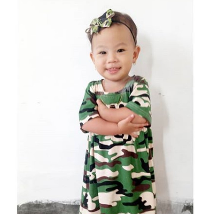 <p>Kalau yang ini pakai daster motif tentara aja ya, he-he-he. (Foto: Instagram @baby_natalielenorah)</p>