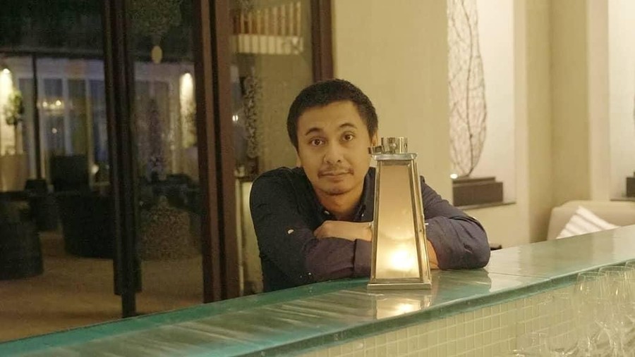 Raditya Dika, Ernest Prakasa, dan Bayu Skak tidak hanya hadir sebagai seorang aktor. Namun juga menjadi penulis naskah sekaligus sutradara