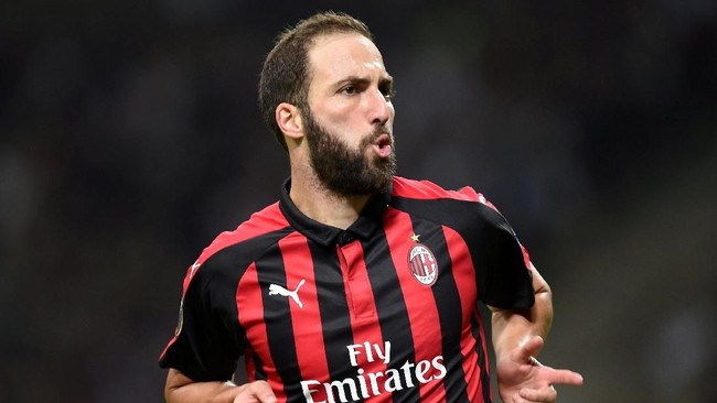Beredar video di media sosial striker AC Milan Gonzalo Higuain melakukan tekel terhadap pelatihnya, Gennaro Gattuso, saat sesi latihan jelang lawan Juventus.