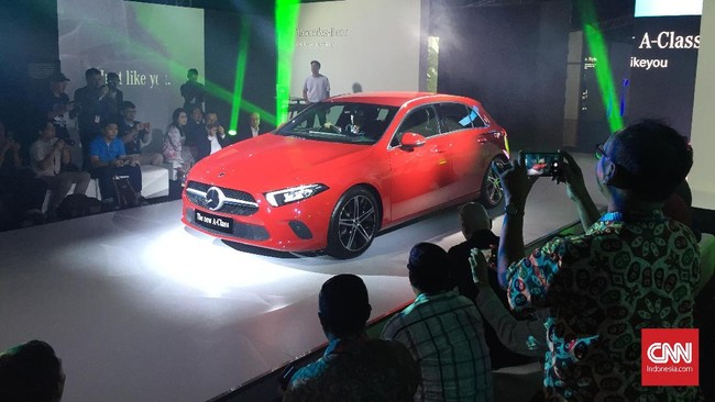 Persaingan mereka di industri otomotif disebut tidak terhentikan bahkan keduanya saling ejek dan klaim terbaik dalam menciptakan kendaraan.