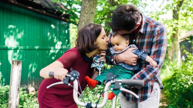 Bunda dan Ayah hendak mengajak si kecil traveling? 4 hal ini perlu disiapkan, Bun.