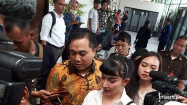 img-title Dengar Tuntutan Jaksa, Roro Fitria Syok Hingga Pingsan