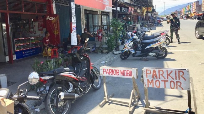 Meski sudah bergeliat, suasana kota Palu pada H+7 pascagempa dan tsunami belum sepenuhnya pulih dan lalu lintas pun masih semrawut akibat rusaknya rambu-rambu.
