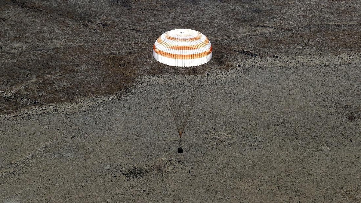 FOTO: Awak The Soyuz MS-08 Kembali ke Bumi