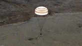 FOTO: Awak The Soyuz MS-08 Kembali ke Bumi The Soyuz MS-08 kembali ke bumi membawa awak Drew Feustel, Ricky Arnold, dan Oleg Artemyev. Mereka telah menyelesaikan misi 197 hari di luar angkasa.