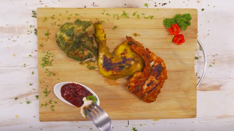 Resep Ayam Tiga Warna, Satu Ayam dan Tiga Sambal Resep ayam sambal dengan satu warna sudah terlalu sering dijumpai. Resep yang satu ini menyatukan tiga jenis sambal ayam.