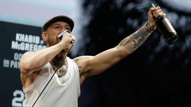 Bintang UFC, Conor McGregor disebut memiliki pukulan tangan kiri seperti legenda tinju, Mike Tyson.