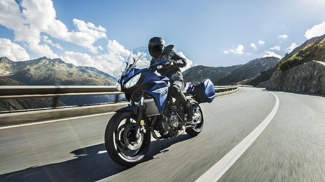 Sistem pengeremannya sudah dijejali ABS, namun tanpa traction control dan ride mode yang belakangan mesin fitur andalan untuk motor dengan mesin di atas 600 cc.