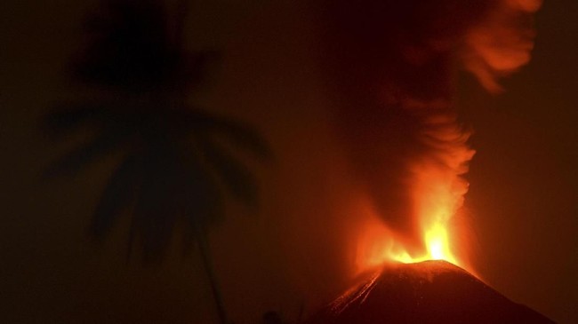 Gunung Api yang berada di Pulau Stromboli, Italia kembali mengalami erupsi pada Rabu waktu setempat.