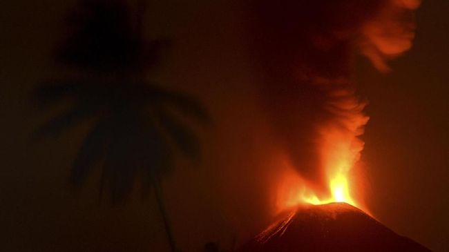 Gunung Etna Meletus, Bandara Sisilia Ditutup