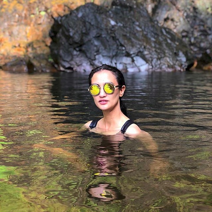 <p>Atiqah Hasiholan punya me time berenang. Tak lupa dia memakai kacamata keren, Bun. (Foto: Instagram @atiqahhasiholan)<br /><br /></p>