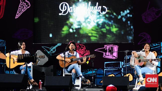 Daramuda Project memberi warna segar di hari pertama Synchronize Fest, Jumat (5/10). Danilla Riyadi, Rara Sekar dan Sandrayati Fay berdendang tentang alam.