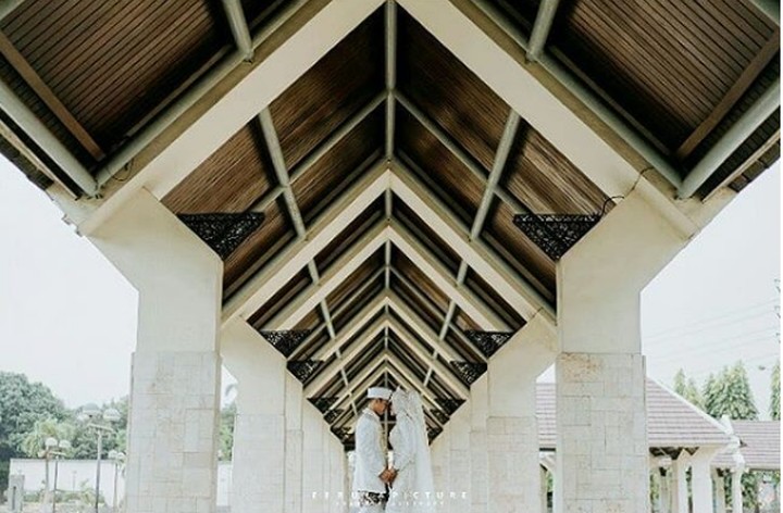 7 Potret Romantis Pasangan Emas Hanifan-Pipiet yang Baru 