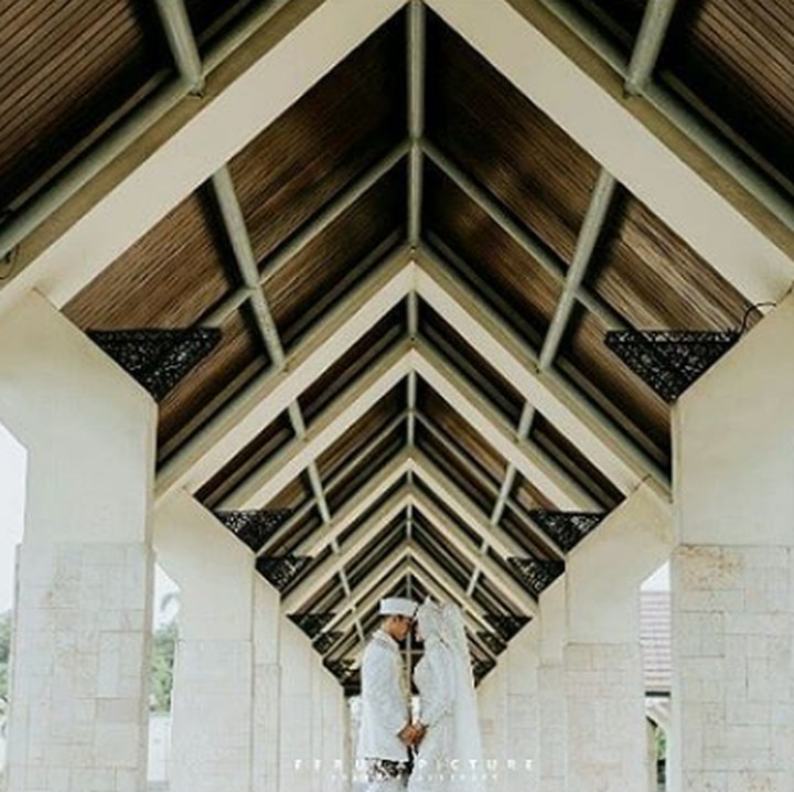 Hanifan sebelumnya telah melamar Pipiet di sela-sela acara live TV swasta. Unik ya, Bun(Foto: Instagram @ferulapicture)