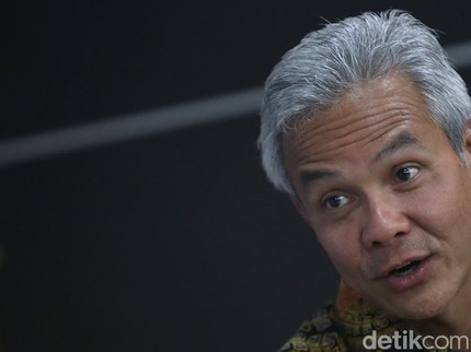 Senangnya Bocah Dapat Pelukan Ganjar Pranowo Saat Rayakan Natal