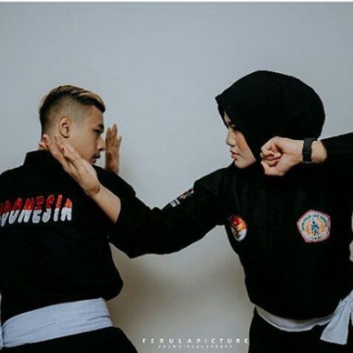 Dalam foto mereka mengenakan pakaian pencak silat dan berpose seakan sedang melakukan pencak silat. (Foto: Instagram @ferulapicture)