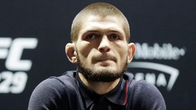 Gaya Khabib Jadi Pelatih: Topi Kebalik dan Gebrak Octagon