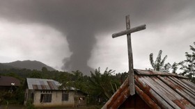 FOTO: Berlindung dari Abu Erupsi Gunung Soputan