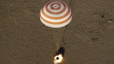 FOTO: Awak The Soyuz MS-08 Kembali ke Bumi The Soyuz MS-08 kembali ke bumi membawa awak Drew Feustel, Ricky Arnold, dan Oleg Artemyev. Mereka telah menyelesaikan misi 197 hari di luar angkasa.