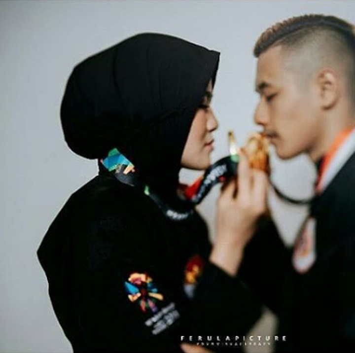Hanya hitungan hari sebelum menikah, Hanifan dan Pipiet melakukan foto prewed yang romantis versi mereka. (Foto: Instagram @ferulapicture)