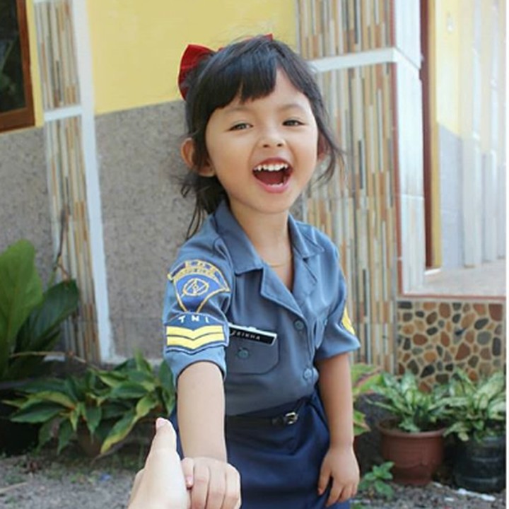 <p>Cantik banget nih si kecil pakai baju TNI AU (Foto: Instagram @kartikakiky_oktaviany)</p>